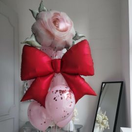 Связка шаров с красным бантом и розой